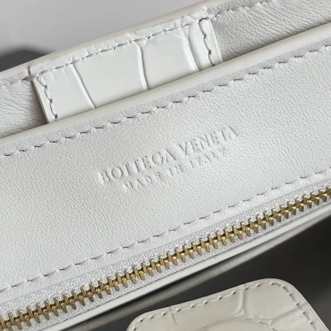 Batch 2880 BOTTEGA VENETA new women's crocodile leather ANDIAMO is shipped! ! ! As a classic model of the BV family, each innovation brings different surprises to fans. There are three ways to carry it with different makeup. Crocodile skin is called the gold in leather and is famous for its top luxury and rarity. During use, the luster of the crocodile skin will not fade or fade with time. No matter how long it is used, it will still remain new. And because each crocodile skin is different, the effect of each crocodile leather bag is different. Style number: 777614 Size: 22*9*15.5cm